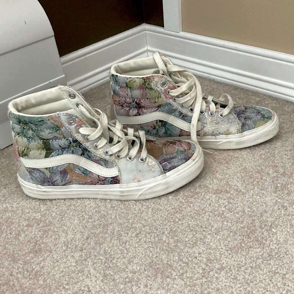 Brand new vans size 8 women and 6.5 men haven’t worn them yet.